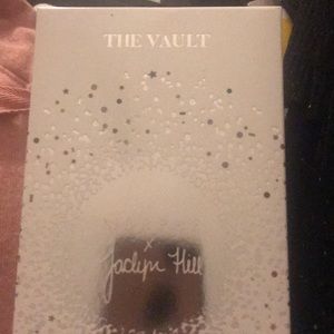 Jaclyn vault makeup set